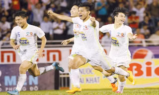 Các cầu thủ U21 HA.GL ăn mừng chiến thắng giành quyền vào chung kết. Ảnh: VSI