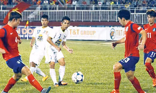 U19 Hàn Quốc chơi bóng đơn giản nhưng kỷ luật mà hiệu quả trong trận tái đấu với U21 HAGL (trắng). Ảnh: Tường Vũ