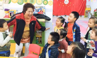 Minh Vượng hạnh phúc bên các bạn nhỏ trường mầm non quốc tế Việt - Bun.