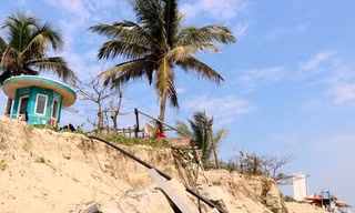 Bãi biển Mỹ Khê bị sạt lở tan hoang.