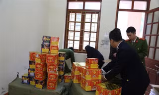 Các lực lượng chức năng Lạng Sơn bắt giữ pháo nhập lậu. Ảnh: M.A
