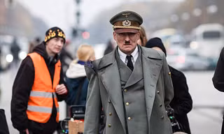 'Hitler' ra phố được mời chụp ảnh tự sướng