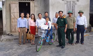 ​Trao tặng xe đạp cho học sinh nghèo hiếu học 