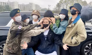 j-hope (BTS) lên đường nhập ngũ, binh nhất Jin cũng có mặt để đón "hậu bối"