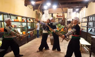 Hát quan họ, múa khèn Mông, trình diễn áo dài náo nhiệt phố cổ