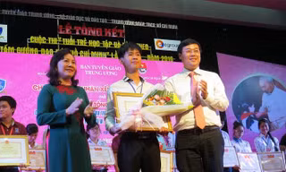 Anh Lê Quốc Phong, Bí thư Thứ Nhất TƯ Đoàn, Chủ tịch Hội Sinh viên Việt Nam và bà Nguyễn Thị Nghĩa, Thứ trưởng Bộ GD&ĐT trao giải Nhất cho Huỳnh Thanh Tân.