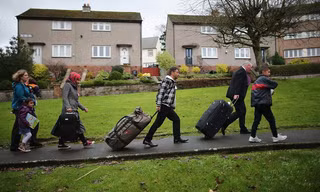 Gia đình tị nạn Syria đến nhà mới ở Isle of Bute, Scotland. Ảnh: Christopher Furlong/Getty Images