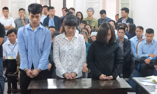 Từ trái qua, các bị cáo Tuấn, Thì và Linh.