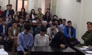 Các bị cáo trong vụ án (3 người ngồi bàn khai báo).