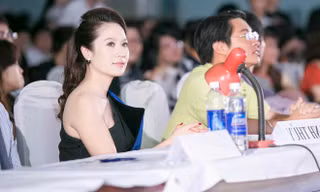 Thanh Thúy mặc váy lệch vai, xẻ đùi làm giám khảo