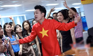 Tùng Dương hát trong buổi giao lưu. Ảnh: VietNamNet.
