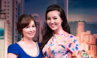 Hoa hậu Bùi Bích Phương và Á hậu Thụy Vân khoe nhan sắc mặn mà.