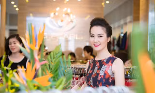 Á hậu Thụy Vân diện váy hoa rực rỡ đi dự tiệc.