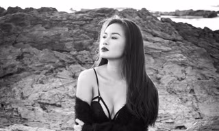 Lam Anh khoe vòng một nóng bỏng trên bãi biển.