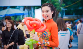 Sáng 27/9, người đẹp Trương Tùng Lan mặc áo dài rực rỡ, dịu dàng tham dự ngày hội 'Trao yêu thương, nhận hạnh phúc' Mottainai 2014 diễn ra tại Bảo tàng Phụ nữ Việt Nam, Hà Nội.