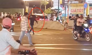 Nam thanh niên ngáo đá cầm rìu dọa chém người trong đêm