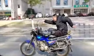 Lái bằng chân, người đàn ông múa may trên xe máy