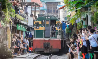 Tàu qua phố cà phê Phùng Hưng phải dừng khẩn cấp vì dân chạy không kịp