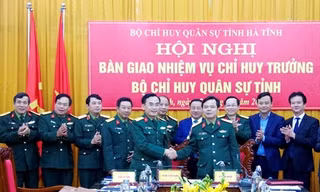 Lễ ký biên bản bàn giao chức vụ Chỉ huy trưởng Bộ Chỉ huy quân sự tỉnh Hà Tĩnh. 