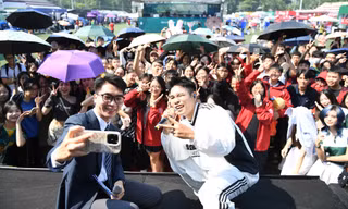 Rapper Phúc Du bùng nổ cùng khán giả với 'Next trên con Lexus' và 'Yêu anh đi mẹ anh bán bánh mì'