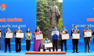 Bí thư thứ nhất T.Ư Đoàn, Chủ tịch T.Ư Hội LHTN Việt Nam Nguyễn Anh Tuấn và Trưởng Đại diện Quỹ Dân số LHQ Naomi Kitahara trao giải thưởng tình nguyện quốc gia