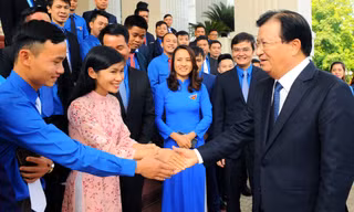 Phó Thủ tướng Chính phủ Trịnh Đình Dũng gặp gỡ 56 thanh niên nông thôn tiêu biểu