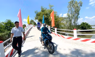 Khánh thành cầu Hy Vọng và triển khai hỗ trợ các em nhỏ mồ côi do COVID-19 đến trường