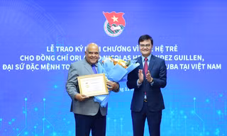 Trao tặng Kỷ niệm chương 'Vì thế hệ trẻ' tới Đại sứ đặc mệnh toàn quyền Cuba tại Việt Nam