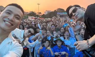 Da LAB 'cảm xúc kịch trần bay phất phới', selfie với khán giả sinh viên bằng điện thoại 'lạ'