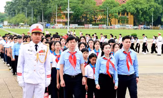 Đoàn đại biểu Phiên họp giả định 'Quốc hội trẻ em' viếng Lăng Chủ tịch Hồ Chí Minh