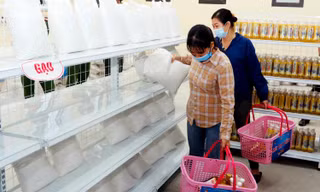 Thanh niên công nhân lựa chọn các mặt hàng tại siêu thị 0 đồng tại Hà Nam