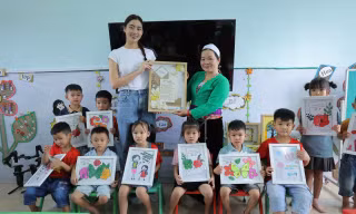 Hình ảnh học trò lục cơm nguội lót dạ trước giờ lên lớp và hành trình 'Tủ bánh mì 0 đồng' 