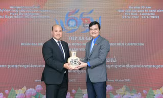 Bí thư thứ nhất T.Ư Đoàn TNCS Hồ Chí Minh tiếp xã giao đoàn đại biểu cấp cao T.Ư Hội LHTN Campuchia