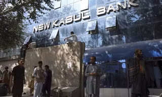 Người dân Afghanistan chờ rút tiền ở ngân hàng Kabul sau khi Taliban tiếp quản thủ đô. Ảnh: AP