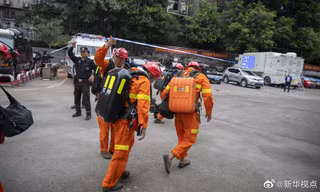 Lực lượng cứu hộ tại hiện trường. Ảnh: Tân Hoa Xã