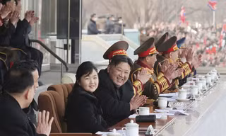 Ông Kim Jong-un đưa con gái đi xem bóng đá