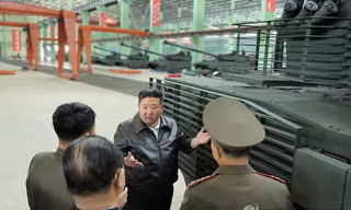 Ông Kim Jong-un thăm nhà máy xe tăng, ca ngợi tiến độ sản xuất xe tăng nội địa