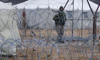 Một binh sĩ Ukraine canh gác ở biên giới. Ảnh: Reuters