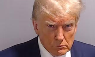 Cựu Tổng thống Mỹ Donald Trump trình diện tại nhà tù bang Georgia