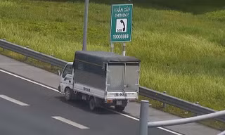 Lạnh gáy chứng kiến nữ tài xế lái xe tải đi lùi 1km trên cao tốc Hà Nội-Hải Phòng
