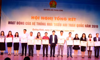Anh Lê Quốc Phong tặng bằng khen cho hệ thống Nhà Thiếu nhi toàn quốc