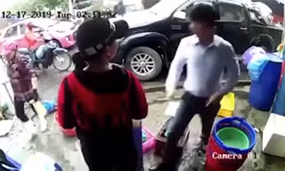 Dân mạng chia sẻ chóng mặt clip người đàn ông bảnh bao đánh bà bán cá