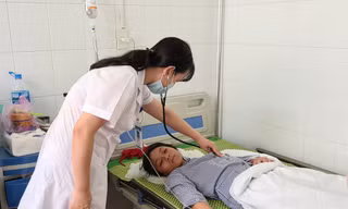 Hàng chục học sinh tiểu học Hải Phòng ngộ độc sau khi uống nước ngọt đóng chai