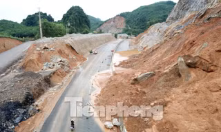 Cao tốc nghìn tỷ cứ mưa là sạt lở