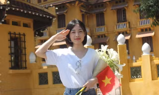 Khách nước ngoài ngưỡng mộ cách người Việt mừng 50 năm đất nước thống nhất