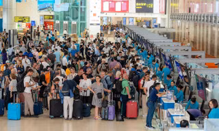 Gần 220.000 người đổ về sân bay Nội Bài, Tân Sơn Nhất ngày cuối nghỉ lễ