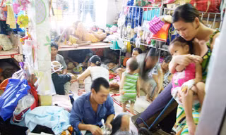 Chen chúc nhau ở BV Ung bướu TPHCM. Ảnh L.N.
