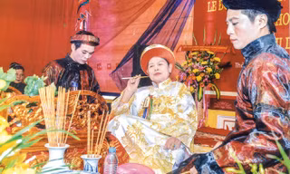 Bà Lộc (giữa), là thanh đồng nổi tiếng ở Lạng Sơn. Ảnh: Duy Chiến.
