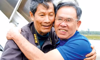 Nhà báo, nhà nhiếp ảnh Chu Chí Thành hội ngộ nhân vật của mình - một trong “Hai người lính” vào sáng 25/1/2018. Ảnh: Triệu Đô.