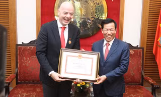 Bộ trưởng Nguyễn Ngọc Thiện gặp gỡ Chủ tịch FIFA Gianni Infantino nhân chuyến thăm Việt Nam đầu năm 2018. Ảnh: VSI.